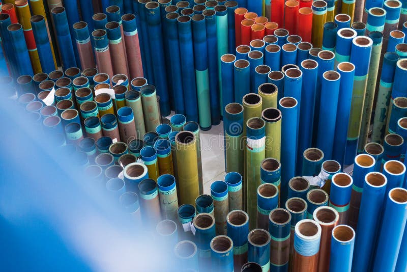 Τα μανίκια εκτύπωσης Flexography τεμπελιάζουν την αχρησιμοποίητη αποθήκη εμπορευμάτων αποθήκευσης Facto στοκ φωτογραφία Τα μανίκια εκτύπωσης Flexography τεμπελιάζουν την αχρησιμοποίητη αποθήκη εμπορευμάτων αποθήκευσης Facto στοκ φωτογραφία