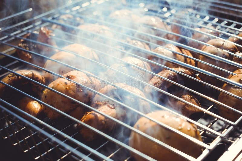 Τα μανιτάρια του καφετιού champignon poribello είναι μαγειρευμένα στη σχάρα ή τη σχάρα, και τις μικρές πτώσεις του νερού Προετοιμ στοκ εικόνες Τα μανιτάρια του καφετιού champignon poribello είναι μαγειρευμένα στη σχάρα ή τη σχάρα, και τις μικρές πτώσεις του νερού Προετοιμ στοκ εικόνες