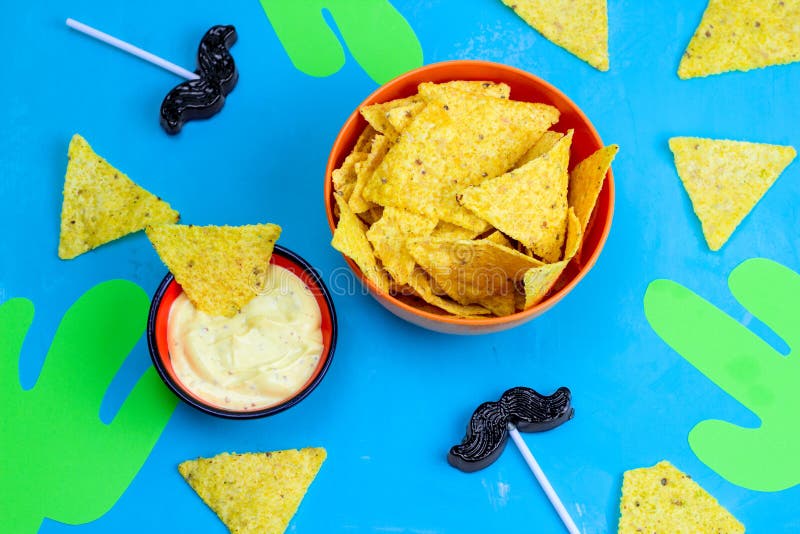 τα μεξικάνικα nachos τσιπ επιτραπέζιων τροφίμων κομμάτων και καλαμποκιού διακοσμήσεων με τη σάλτσα, έγγραφο κόβουν τους κάκτους κ στοκ φωτογραφία με δικαίωμα ελεύθερης χρήσης τα μεξικάνικα nachos τσιπ επιτραπέζιων τροφίμων κομμάτων και καλαμποκιού διακοσμήσεων με τη σάλτσα, έγγραφο κόβουν τους κάκτους κ στοκ φωτογραφία με δικαίωμα ελεύθερης χρήσης