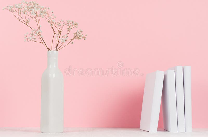 Τα μικρά ξηρά λουλούδια στο κομψό βάζο και τα άσπρα βιβλία στον ξύλινο πίνακα και τη μαλακή κρητιδογραφία οδοντώνουν το υπόβαθρο στοκ φωτογραφία με δικαίωμα ελεύθερης χρήσης