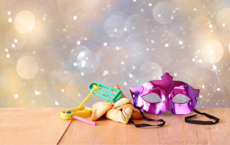 Τα μπισκότα ή hamans τα αυτιά Hamantaschen, noisemaker και η μάσκα για τον εορτασμό Purim (εβραϊκές διακοπές) και ακτινοβολούν υπ στοκ εικόνες με δικαίωμα ελεύθερης χρήσης
