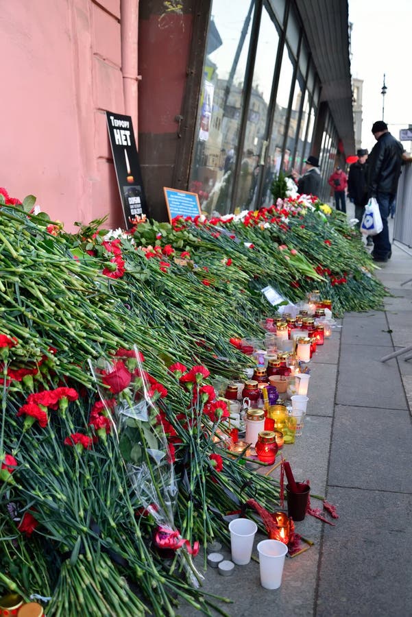 Τα νεκρικά λουλούδια στον ΤΡΟΜΟ αφισών δεν είναι κοντά στο μετρό Insti στοκ εικόνες Τα νεκρικά λουλούδια στον ΤΡΟΜΟ αφισών δεν είναι κοντά στο μετρό Insti στοκ εικόνες