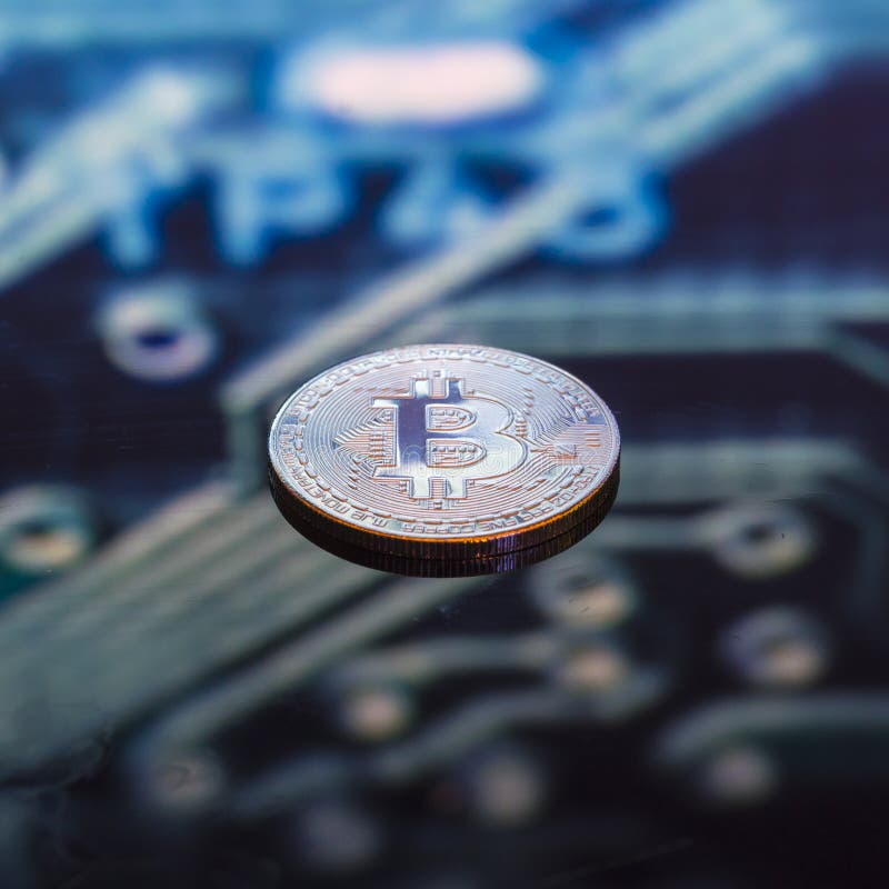 Τα νομίσματα χρυσού, ασημιών και χαλκού Bitcoin και τυπωμένος circ στοκ φωτογραφίες Τα νομίσματα χρυσού, ασημιών και χαλκού Bitcoin και τυπωμένος circ στοκ φωτογραφίες