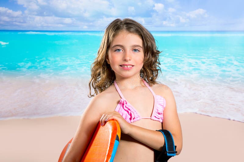 Τα παιδιά διαμορφώνουν surfer το κορίτσι στην τροπική τυρκουάζ παραλία