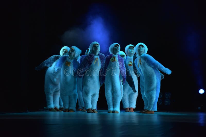 Τα παιδιά σε ένα κοστούμι των penguins χορεύουν σε ένα στάδιο, των παιδιών danc στοκ φωτογραφίες Τα παιδιά σε ένα κοστούμι των penguins χορεύουν σε ένα στάδιο, των παιδιών danc στοκ φωτογραφίες
