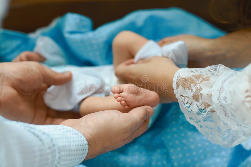 Τα πόδια μωρών στα χέρια μητέρων, μικροσκοπικά νεογέννητα πόδια μωρών ` s στο θηλυκό διαμόρφωσαν την κινηματογράφηση σε πρώτο πλά στοκ εικόνα Τα πόδια μωρών στα χέρια μητέρων, μικροσκοπικά νεογέννητα πόδια μωρών ` s στο θηλυκό διαμόρφωσαν την κινηματογράφηση σε πρώτο πλά στοκ εικόνα