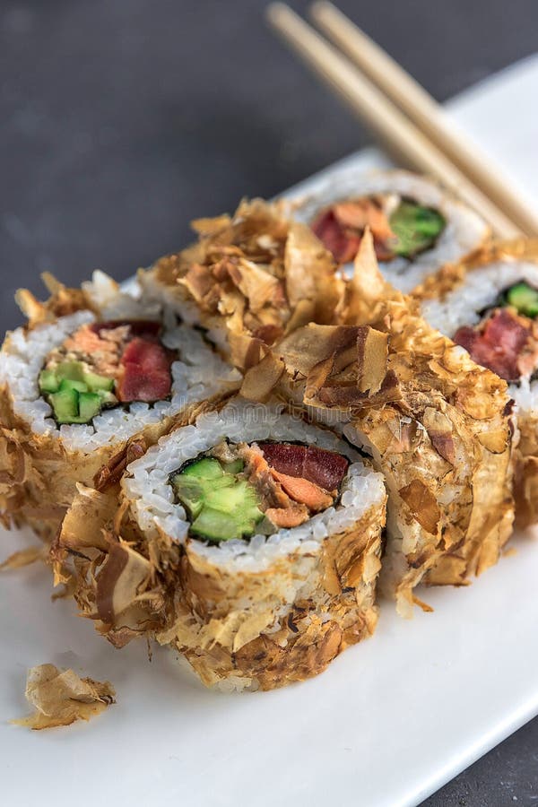 Τα σούσια κυλούν με chopsticks άσπρο στενό σε έναν επάνω πιάτων σε ένα ασιατικό εστιατόριο στοκ φωτογραφίες Τα σούσια κυλούν με chopsticks άσπρο στενό σε έναν επάνω πιάτων σε ένα ασιατικό εστιατόριο στοκ φωτογραφίες