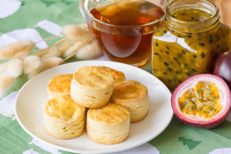 Τα σπιτικά σαφή scones εξυπηρετούν με τη σπιτική μαρμελάδα λωτού Sco στοκ φωτογραφία με δικαίωμα ελεύθερης χρήσης Τα σπιτικά σαφή scones εξυπηρετούν με τη σπιτική μαρμελάδα λωτού Sco στοκ φωτογραφία με δικαίωμα ελεύθερης χρήσης