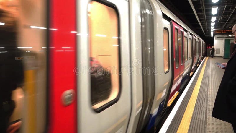 Τα τραίνα Μετρό του Λονδίνου αναχωρούν και φθάνουν στο σταθμό Paddington