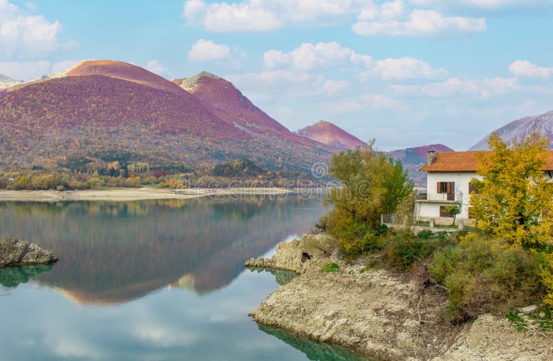 τα υπέροχα φθινοπωρινά χρώματα του abruzzo lazio και του εθνικού πάρκου molise italy στοκ εικόνες