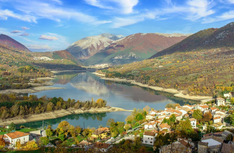 τα υπέροχα φθινοπωρινά χρώματα του abruzzo lazio και του εθνικού πάρκου molise italy στοκ φωτογραφία με δικαίωμα ελεύθερης χρήσης