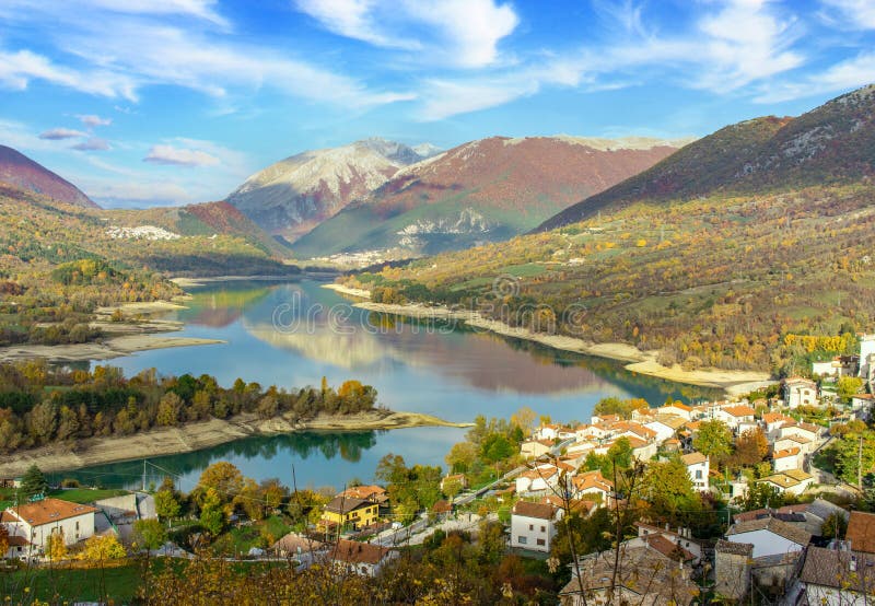 τα υπέροχα φθινοπωρινά χρώματα του abruzzo lazio και του εθνικού πάρκου molise italy στοκ φωτογραφία με δικαίωμα ελεύθερης χρήσης
