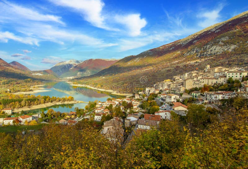 τα υπέροχα φθινοπωρινά χρώματα του abruzzo lazio και του εθνικού πάρκου molise italy στοκ εικόνα με δικαίωμα ελεύθερης χρήσης