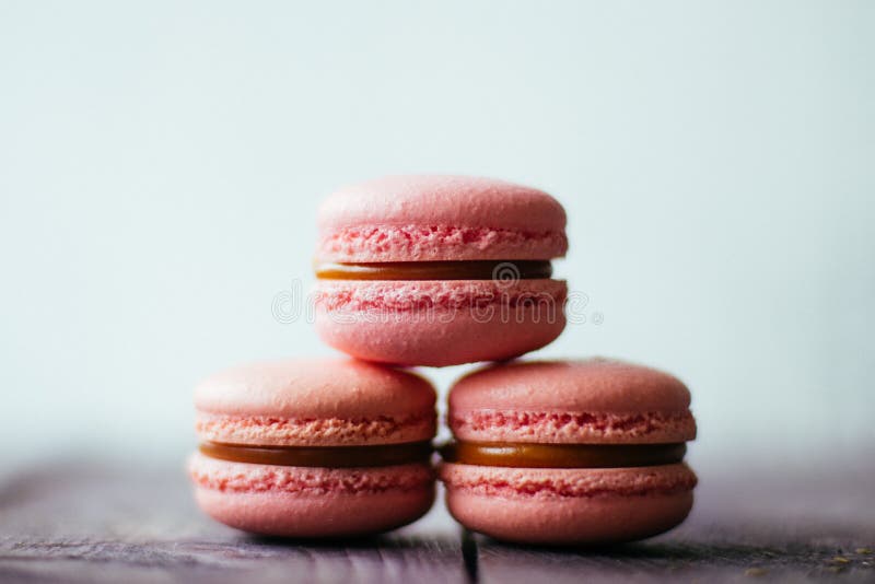 Τα φρέσκα ψημένα πορφυρά ρόδινα macaroon μπισκότα ζύμης macarons, μακαρόνια στην επίδειξη μαγαζί λιανικής πώλησης, κλείνουν επάνω στοκ εικόνα με δικαίωμα ελεύθερης χρήσης
