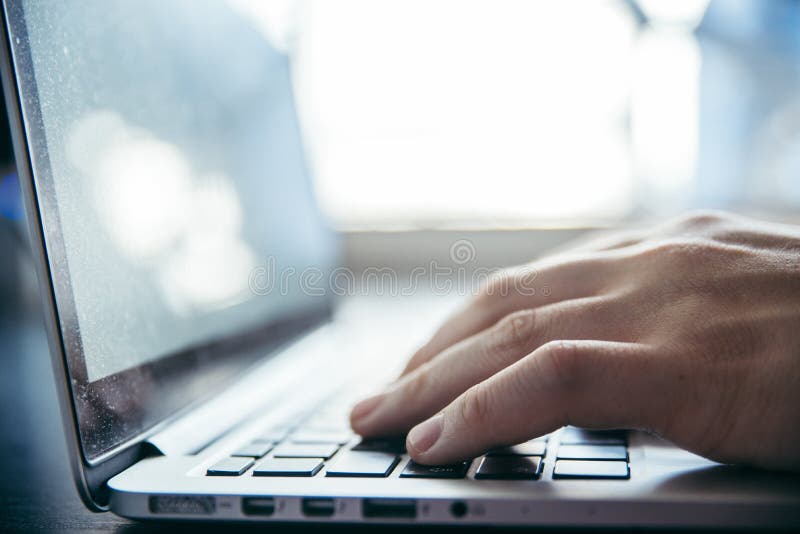 Τα χέρια κλείνουν επάνω στο lap-top στοκ εικόνες Τα χέρια κλείνουν επάνω στο lap-top στοκ εικόνες