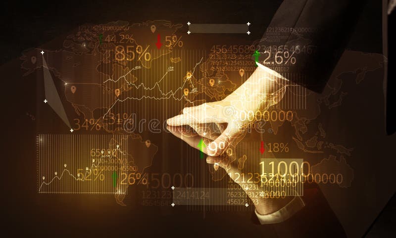 Χέρια πλοηγούνται σε ένα έξυπνο τραπέζι υψηλής τεχνολογίας με εικονίδια επιχειρήσεων στοκ φωτογραφίες με δικαίωμα ελεύθερης χρήσης