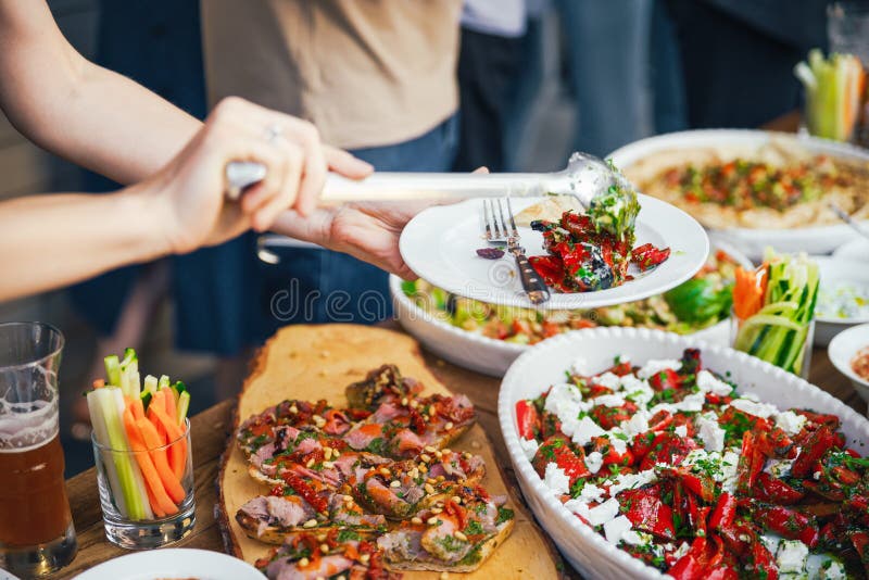 Τα χέρια των γυναικών συσσωρεύονται ένα γεύμα σε ένα πιάτο του μεσημεριανού γεύματος Η έννοια της διατροφής _ Τρόφιμα γεύμα Η ένν στοκ φωτογραφίες με δικαίωμα ελεύθερης χρήσης Τα χέρια των γυναικών συσσωρεύονται ένα γεύμα σε ένα πιάτο του μεσημεριανού γεύματος Η έννοια της διατροφής _ Τρόφιμα γεύμα Η ένν στοκ φωτογραφίες με δικαίωμα ελεύθερης χρήσης