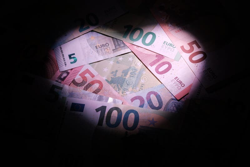 Τα χρήματα του ευρώ φωτίζονται με καρδιακό φως Η έννοια της οικονομίας και της αγάπης, οι τραπεζικές Μαύρο φόντο Αντιγραφή χώρου στοκ φωτογραφία με δικαίωμα ελεύθερης χρήσης Τα χρήματα του ευρώ φωτίζονται με καρδιακό φως Η έννοια της οικονομίας και της αγάπης, οι τραπεζικές Μαύρο φόντο Αντιγραφή χώρου στοκ φωτογραφία με δικαίωμα ελεύθερης χρήσης