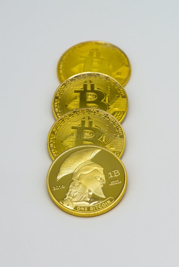 Τα χρυσά νομίσματα bitcoin απομόνωσαν την επιχειρησιακή χρηματοδότηση μια στοκ εικόνες Τα χρυσά νομίσματα bitcoin απομόνωσαν την επιχειρησιακή χρηματοδότηση μια στοκ εικόνες