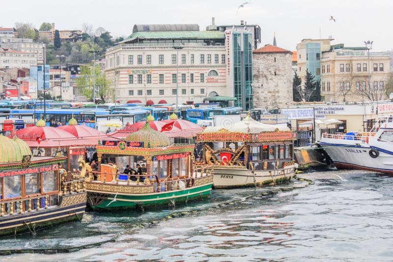 Τα ψάρια στριμώχνουν τις βάρκες που δένονται στην αποβάθρα Eminonu στοκ εικόνες Τα ψάρια στριμώχνουν τις βάρκες που δένονται στην αποβάθρα Eminonu στοκ εικόνες