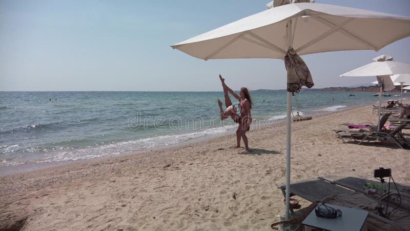 ταινία μικρού μήκους που δείχνει σε νεαρά κορίτσια να κάνουν γυμναστική στο σάντμπιτς. φιλμ μικρού μήκους