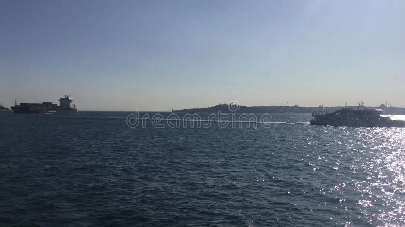 Ταινία μικρού μήκους στη θάλασσα bosphorus της Ιστανμπούλ, Τουρκία ` Μαρτίου 17 απόθεμα βίντεο