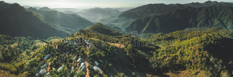 Τακτοποίηση μεταξύ της άγριας φύσης της Ταϊλάνδης Εναέριος πυροβολισμός στοκ φωτογραφία με δικαίωμα ελεύθερης χρήσης Τακτοποίηση μεταξύ της άγριας φύσης της Ταϊλάνδης Εναέριος πυροβολισμός στοκ φωτογραφία με δικαίωμα ελεύθερης χρήσης