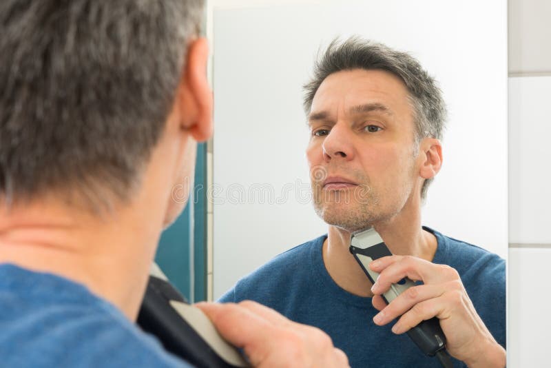 Τακτοποιώντας γενειάδα ατόμων στοκ εικόνες Τακτοποιώντας γενειάδα ατόμων στοκ εικόνες