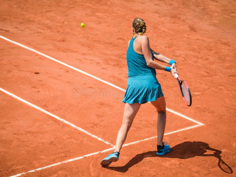 Ταλάντευση Backhand της παίζοντας αντισφαίρισης γυναικών στοκ φωτογραφία Ταλάντευση Backhand της παίζοντας αντισφαίρισης γυναικών στοκ φωτογραφία