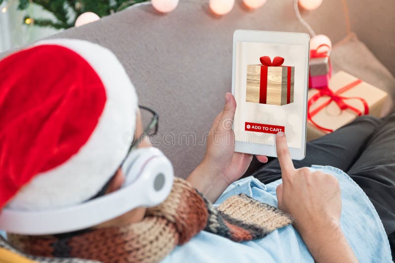 Ταμπλέτα χρήσης ατόμων που ψωνίζει on-line με την αυξημένη πραγματικότητα AR techn στοκ φωτογραφίες Ταμπλέτα χρήσης ατόμων που ψωνίζει on-line με την αυξημένη πραγματικότητα AR techn στοκ φωτογραφίες