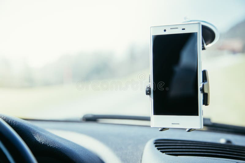 Ταμπλό αυτοκινήτων με το smartphone που χρησιμοποιείται ως φωτεινής και ηλιόλουστης ημέρα συσκευών ναυσιπλοΐας, στοκ φωτογραφίες με δικαίωμα ελεύθερης χρήσης Ταμπλό αυτοκινήτων με το smartphone που χρησιμοποιείται ως φωτεινής και ηλιόλουστης ημέρα συσκευών ναυσιπλοΐας, στοκ φωτογραφίες με δικαίωμα ελεύθερης χρήσης