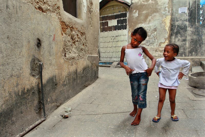 Τανζανία, Zanzibar, πέτρινη πόλη, δύο σκοτεινός-ξεφλουδισμένα κορίτσια που παίζει το ι