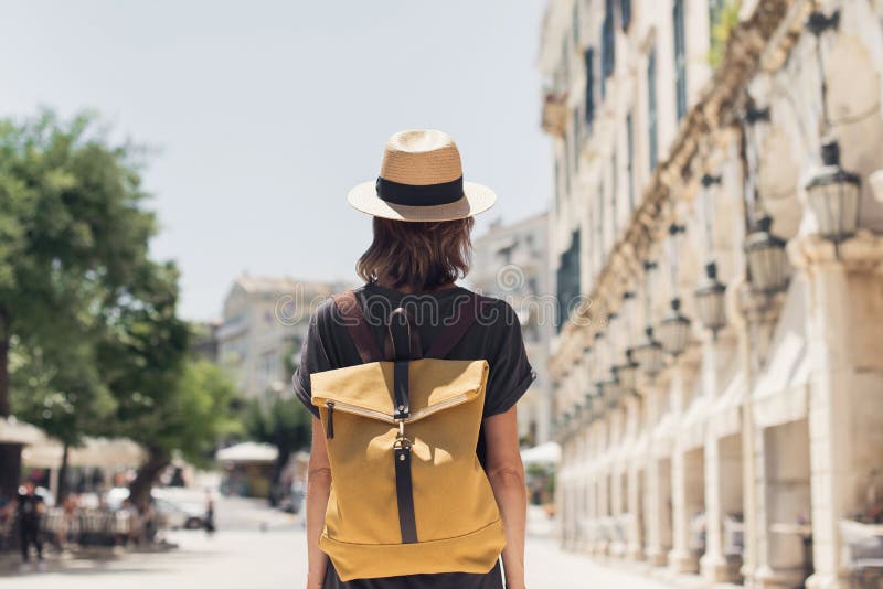 ταξίδι έννοια όμορφη ταξιδιώτρια γυναίκα περπατά στην παλιά πόλη της κέρκυρας κατά τη διάρκεια διακοπών χαρούμενη φοιτήτρια που τα στοκ φωτογραφίες με δικαίωμα ελεύθερης χρήσης
