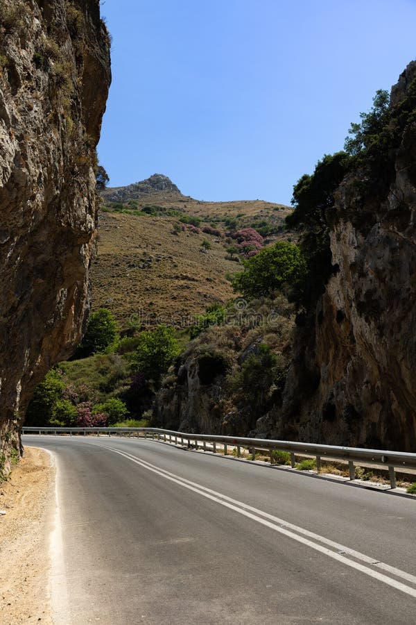 ταξίδι μέσω των γενεών γκραντέρ : εξερεύνηση φαραγγιού στην κρήτη στοκ φωτογραφία με δικαίωμα ελεύθερης χρήσης