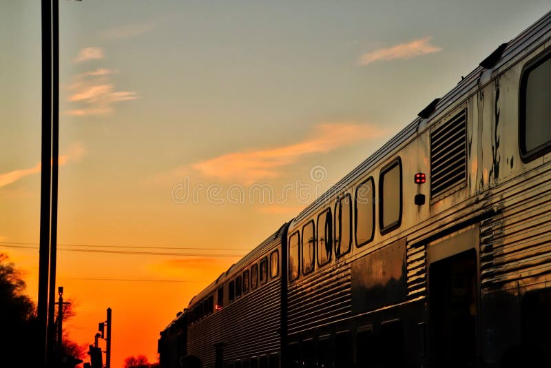 Ταξίδια τραίνων Metra στο ηλιοβασίλεμα στο τέλος μιας πρόσφατης χειμερινής ημέρας στοκ εικόνα με δικαίωμα ελεύθερης χρήσης Ταξίδια τραίνων Metra στο ηλιοβασίλεμα στο τέλος μιας πρόσφατης χειμερινής ημέρας στοκ εικόνα με δικαίωμα ελεύθερης χρήσης