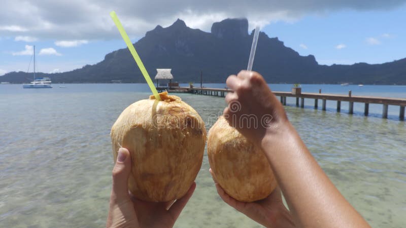ταξιδιωτικό εικονίδιο φρέσκα ποτά με καρύδα στον περίφημο τουριστικό προορισμό bora bora
