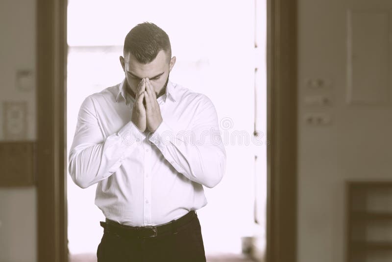 Ταπεινή μουσουλμανική προσευχή επιχειρηματιών στο μουσουλμανικό τέμενος στοκ εικόνες Ταπεινή μουσουλμανική προσευχή επιχειρηματιών στο μουσουλμανικό τέμενος στοκ εικόνες