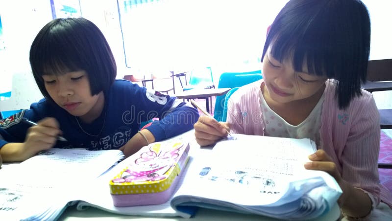 Ταϊλανδικοί σπουδαστές που μαθαίνουν τα αγγλικά