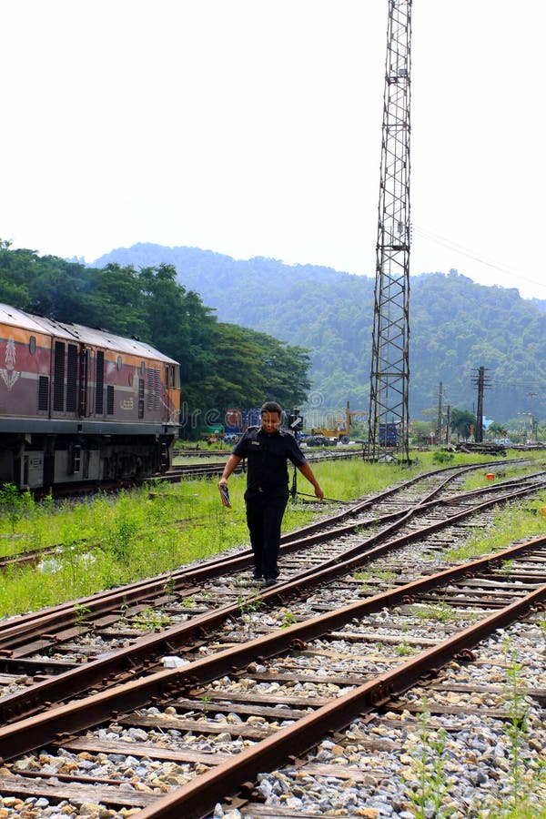 Ταϊλανδικό δημόσιο τραίνο και railwayman στο σιδηροδρομικό σταθμό στην Ταϊλάνδη στοκ φωτογραφίες με δικαίωμα ελεύθερης χρήσης Ταϊλανδικό δημόσιο τραίνο και railwayman στο σιδηροδρομικό σταθμό στην Ταϊλάνδη στοκ φωτογραφίες με δικαίωμα ελεύθερης χρήσης