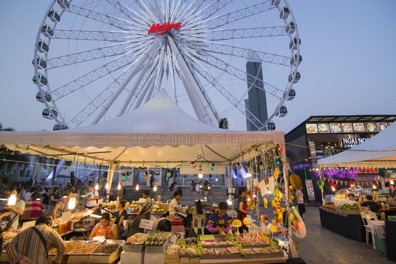 ΤΑΪΛΑΝΔΗ ΜΠΑΝΓΚΟΚ ASIATIQUE RIVERFRONT. Η ρόδα Ferris του Asiatique Riverfront Nightmarket στην πόλη της Μπανγκόκ στην Ταϊλάνδη Ταϊλάνδη, Μπανγκόκ, το Νοέμβριο του 2017
