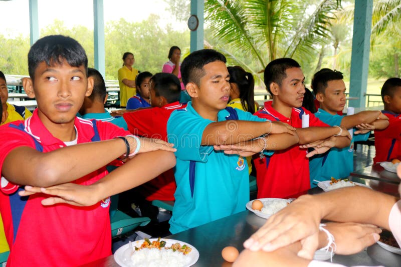 Ταϊλανδικοί σπουδαστές που κάθονται στην αναμονή σχολικών καντίνων για να φάει το λ τους