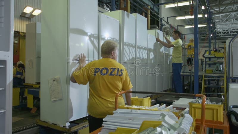Τεθειμένες ομάδα πόρτες εργαζομένων στα σύγχρονα άσπρα εγχώρια ψυγεία απόθεμα βίντεο