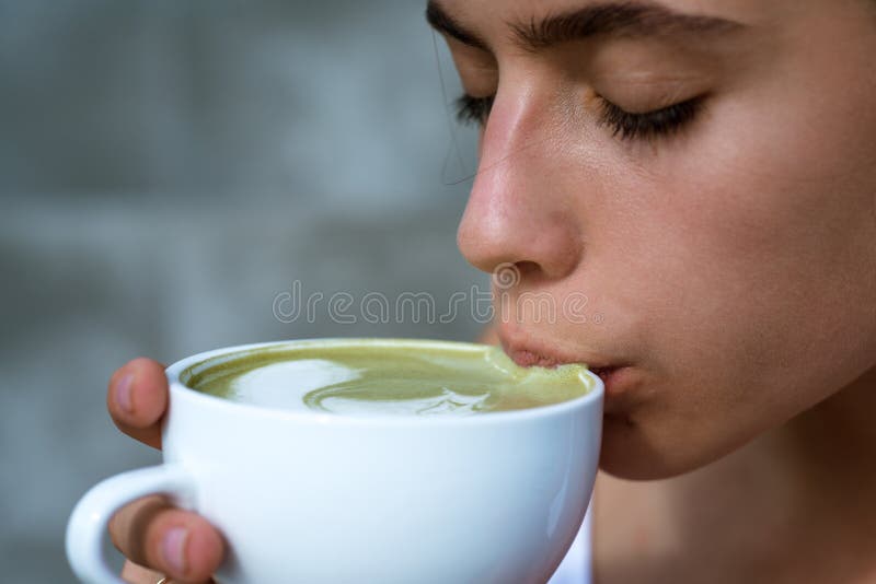 τελετή τσαγιού matcha latte του κοριτσιού Να πάρει θερμός με το καυτό τσάι τέλειο πρωί με τον πράσινο καφέ ποτό ιαπωνικά γυναικών στοκ εικόνες