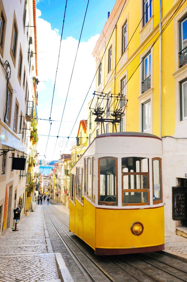 Τελεφερίκ της Λισσαβώνας Bica, χαρακτηριστικό κίτρινο τραμ, ταξίδι Πορτογαλία