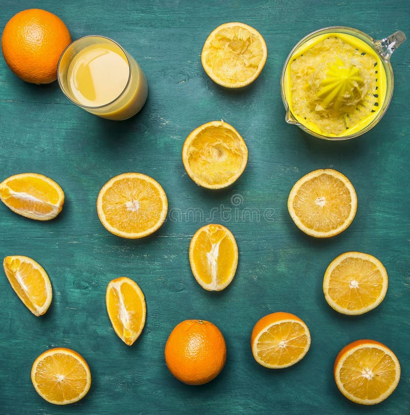Τεμαχισμένα πορτοκάλια, ένα juicer, ένα γυαλί τοπ άποψης υποβάθρου χυμού της ξύλινης αγροτικής κοντά επάνω στοκ εικόνα Τεμαχισμένα πορτοκάλια, ένα juicer, ένα γυαλί τοπ άποψης υποβάθρου χυμού της ξύλινης αγροτικής κοντά επάνω στοκ εικόνα