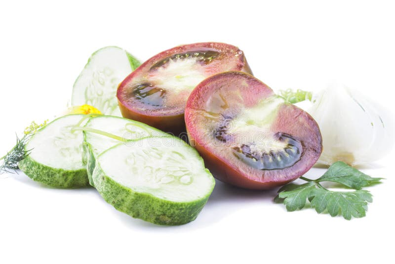 Τεμαχισμένες φρέσκες juicy ντομάτες και φέτες αγγουριών στοκ εικόνες με δικαίωμα ελεύθερης χρήσης Τεμαχισμένες φρέσκες juicy ντομάτες και φέτες αγγουριών στοκ εικόνες με δικαίωμα ελεύθερης χρήσης
