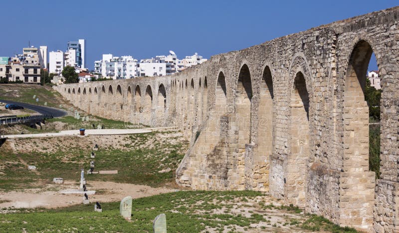 Τεντώματα αρχαία υδραγωγείων πέρα από μια σύγχρονη πόλη στοκ φωτογραφία με δικαίωμα ελεύθερης χρήσης