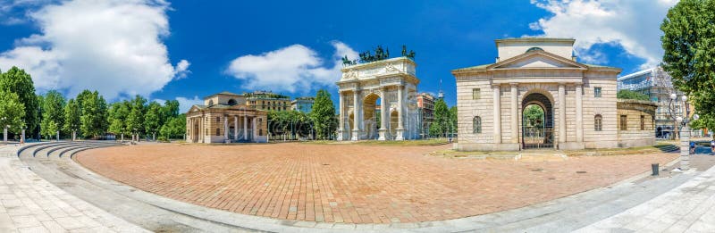 Τεράστια ευρεία άποψη πανοράματος Arco του ρυθμού della, Porta Sempione, ζωηρόχρωμη ηλιόλουστη ημέρα στο θερινό μπλε ουρανό του Μ στοκ φωτογραφία με δικαίωμα ελεύθερης χρήσης Τεράστια ευρεία άποψη πανοράματος Arco του ρυθμού della, Porta Sempione, ζωηρόχρωμη ηλιόλουστη ημέρα στο θερινό μπλε ουρανό του Μ στοκ φωτογραφία με δικαίωμα ελεύθερης χρήσης