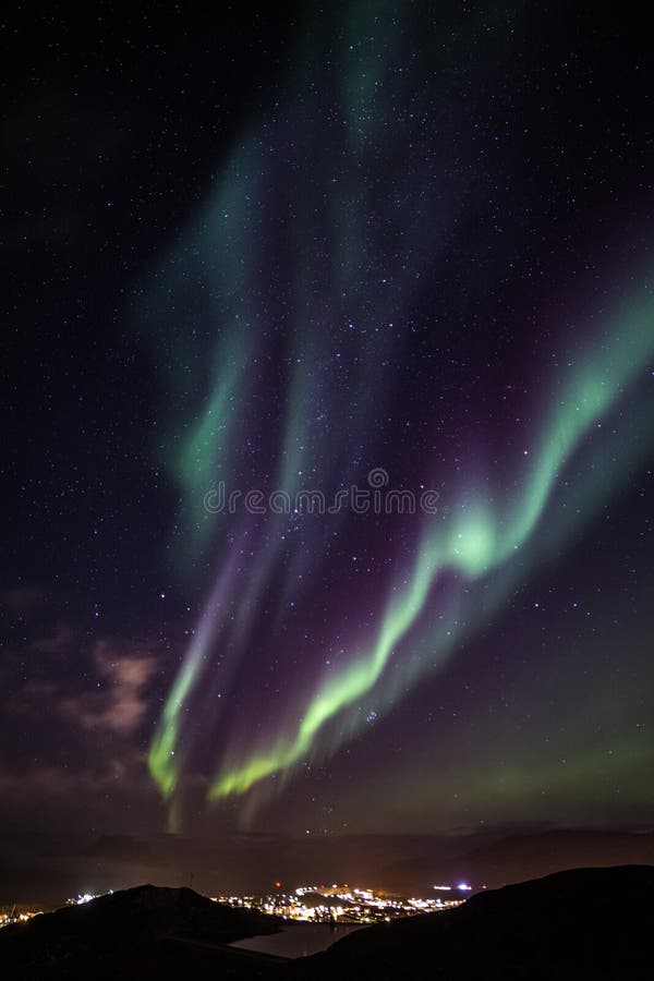 Τεράστια πράσινα φώτα Aurora Borealis Βόρεια φώτα που λάμπουν πάνω από τη λίμνη και την πόλη Νουκ, Γροιλανδία στοκ εικόνες με δικαίωμα ελεύθερης χρήσης