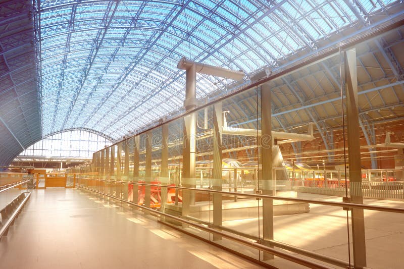 Τερματικό EUROSTAR στο διαγώνιο σταθμό του ST Pancras βασιλιάδων στο Λονδίνο στοκ φωτογραφία με δικαίωμα ελεύθερης χρήσης Τερματικό EUROSTAR στο διαγώνιο σταθμό του ST Pancras βασιλιάδων στο Λονδίνο στοκ φωτογραφία με δικαίωμα ελεύθερης χρήσης
